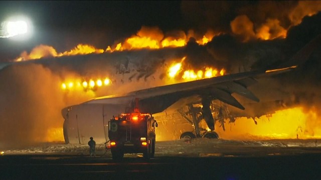 5 người tử vong trong vụ máy bay cháy trên đường băng sau va chạm ở Nhật Bản - Ảnh 3.
