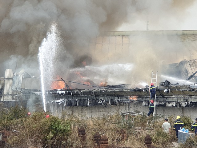 Bình Dương: Cháy lớn tại công ty nệm, nhiều tài sản bị lửa thiêu rụi - Ảnh 2.