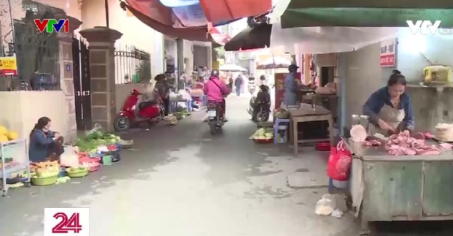 Hà Nội: Chợ cóc tấp nập, chợ mới tiền tỷ bỏ hoang, cỏ mọc ngập lối đi - Ảnh 4.