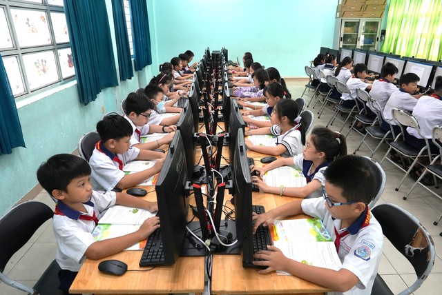 Tặng 120 máy tính cho học sinh tiểu học khó khăn tại Bình Tân, TP Hồ Chí Minh - Ảnh 1.