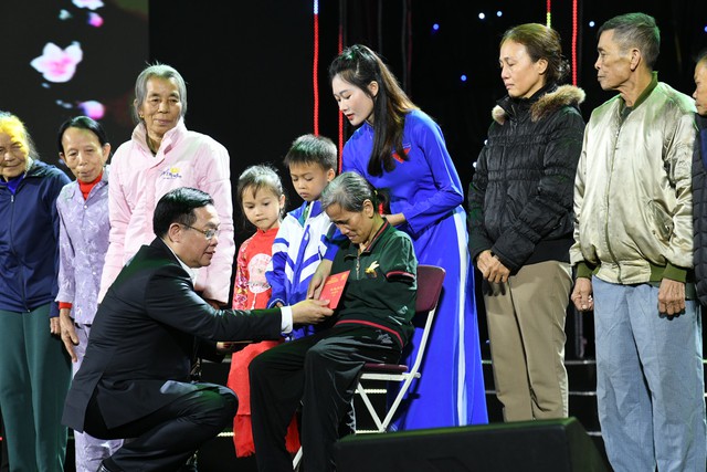 Chủ tịch Quốc hội dự chương trình “Tết vì người nghèo” tại Nghệ An - Ảnh 2.