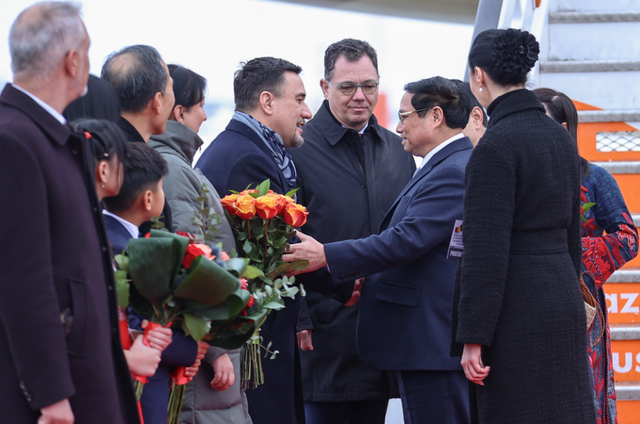 Thủ tướng Phạm Minh Chính bắt đầu thăm chính thức Romania - Ảnh 2.