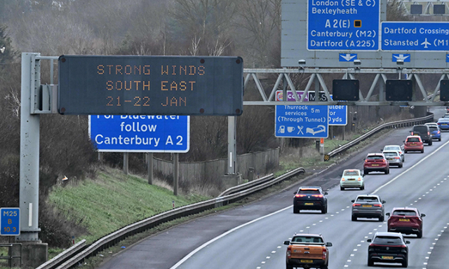 Bão Isha gây thiệt hại giao thông và dịch vụ cấp điện trên khắp Vương quốc Anh - Ảnh 1.