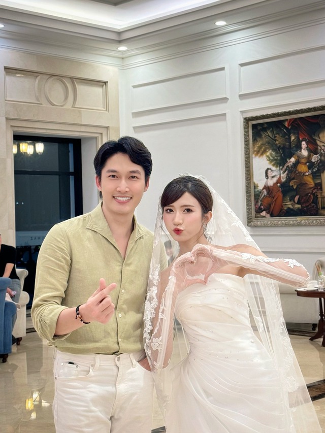 Dàn diễn viên dự đám cưới Ngọc Huyền, NTK Đức Hùng khoe hậu trường thiết kế trang phục Táo quân - Ảnh 2.
