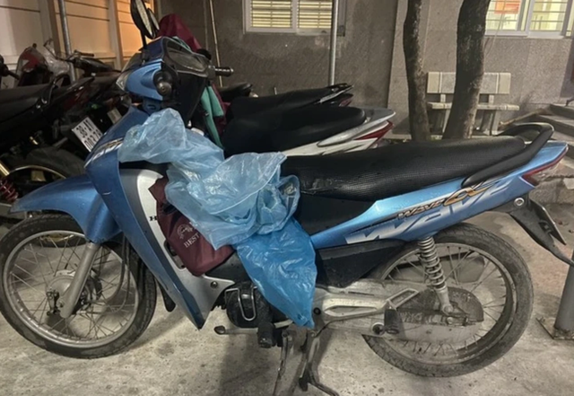 Công an triệu tập người đi xe máy chuyên gõ cửa ô tô xin tiền ở Hà Nội - Ảnh 1.