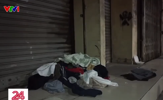 Người vô gia cư vứt lại đồ ăn, quần áo cũ, mang bán quà từ thiện - Ảnh 2.