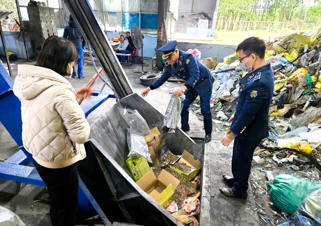 Thái Nguyên thu giữ, tiêu hủy hơn 300kg thực phẩm lậu phục vụ Tết - Ảnh 1.