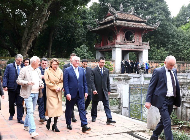 Tổng thống Đức tham quan Văn Miếu, dạo phố Hà Nội - Ảnh 1.