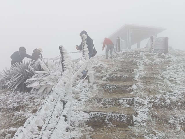 Du khách chờ săn tuyết trên đỉnh Mẫu Sơn - Ảnh 7.