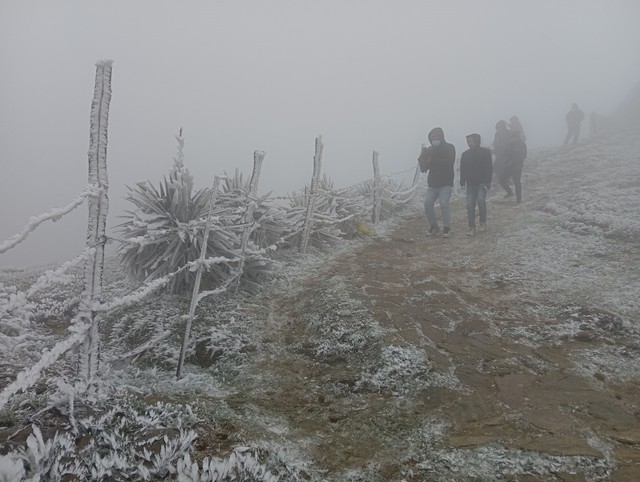 Du khách chờ săn tuyết trên đỉnh Mẫu Sơn - Ảnh 5.