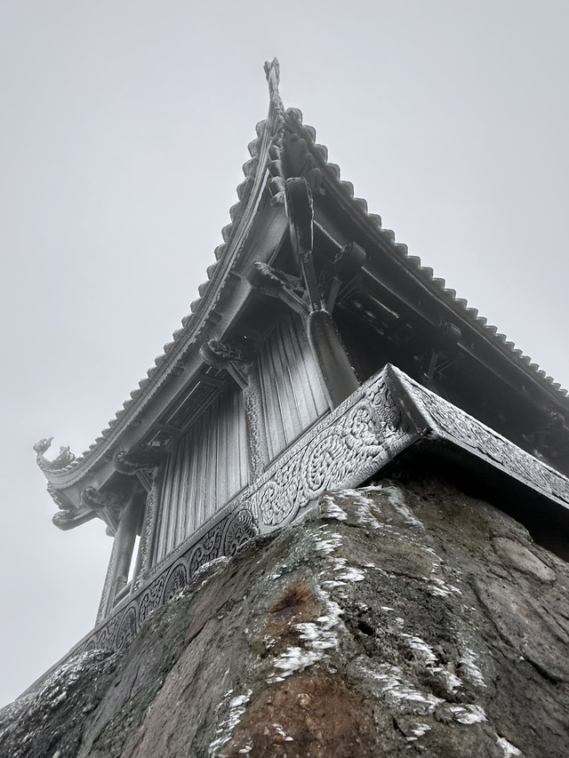 Băng tuyết phủ trên đỉnh Yên Tử khi nhiệt độ xuống 0 độ C - Ảnh 3.