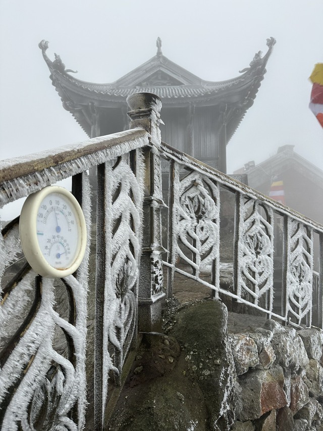 Băng tuyết phủ trên đỉnh Yên Tử khi nhiệt độ xuống 0 độ C - Ảnh 2.