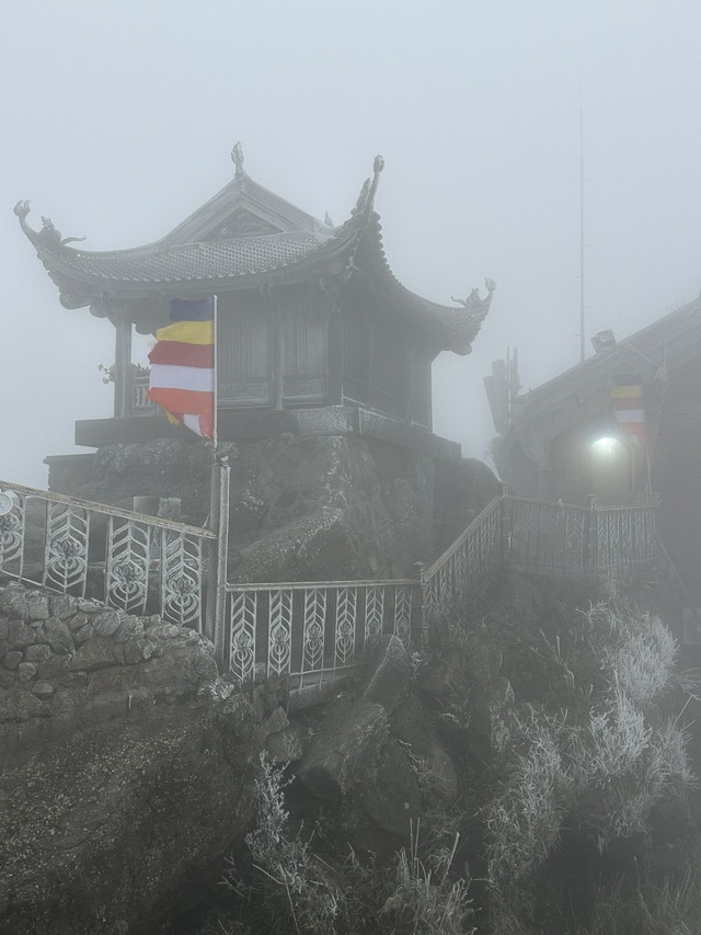 Băng tuyết phủ trên đỉnh Yên Tử khi nhiệt độ xuống 0 độ C - Ảnh 1.