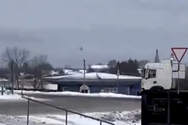 Nga chuyển hướng máy bay chở tù binh Ukraine khỏi vùng nguy hiểm - Ảnh 1.