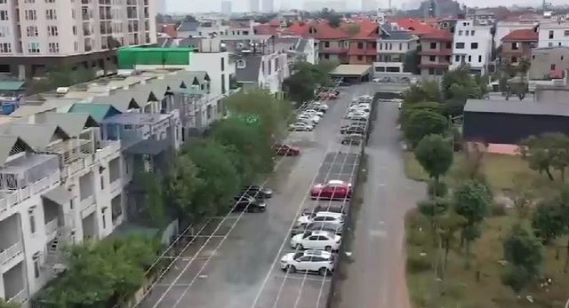 Hà Nội: Giải tỏa điểm giữ xe ô tô tự phát hàng ngàn mét vuông tại Hoài Đức - Ảnh 2.
