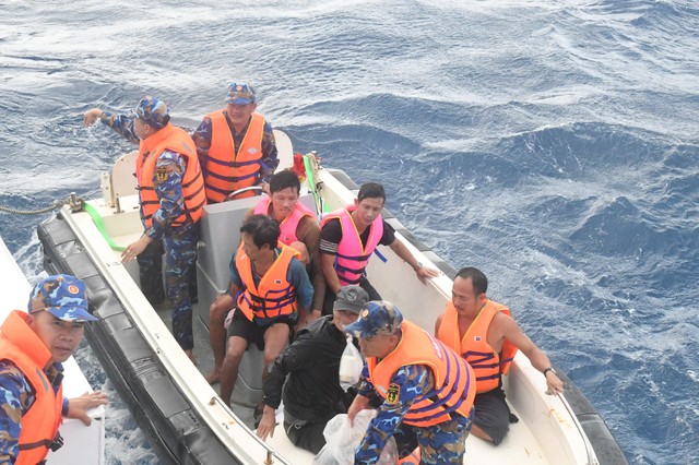 Tàu Hải quân cứu 5 ngư dân trên tàu cá bị sóng đánh chìm - Ảnh 1.