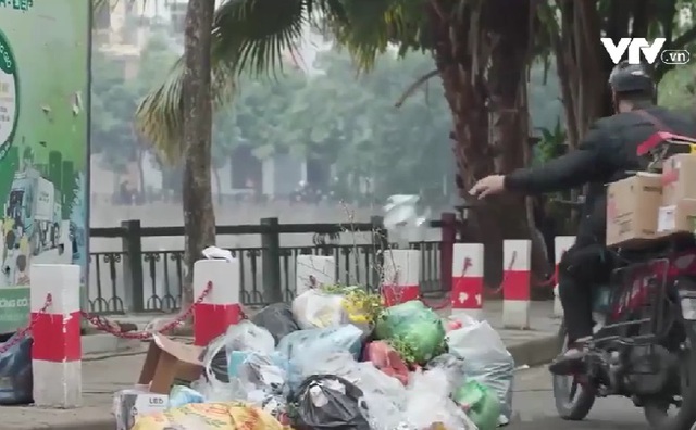 Nhức nhối các bãi rác tự phát trên địa bàn thủ đô Hà Nội - Ảnh 2.