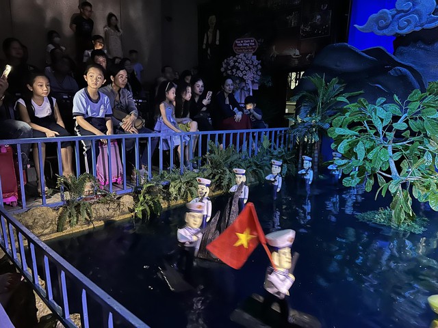Khán giả nhí hào hứng với vở rối nước về đề tài biển đảo - Ảnh 2.