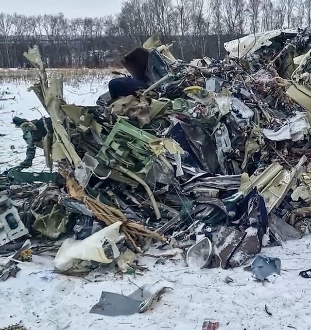 Máy bay chở tù binh Ukraine bị tên lửa tấn công - Ảnh 1.