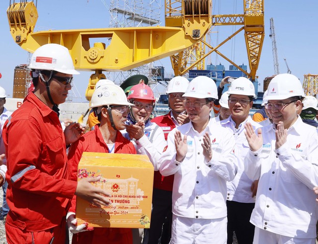 Chủ tịch nước Võ Văn Thưởng thăm, chúc Tết người lao động trên giàn khoan dầu khí - Ảnh 1.