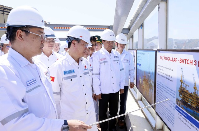 Chủ tịch nước Võ Văn Thưởng thăm, chúc Tết người lao động trên giàn khoan dầu khí - Ảnh 3.