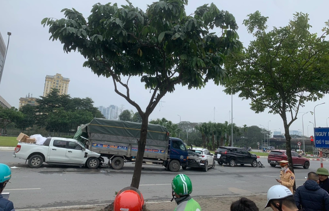 Tai nạn liên hoàn ở Hà Nội, 6 ô tô đâm dồn toa hư hỏng nặng - Ảnh 1.