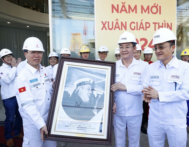 Chủ tịch nước Võ Văn Thưởng thăm, chúc Tết người lao động trên giàn khoan dầu khí - Ảnh 2.