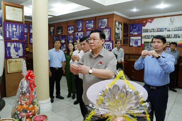 Chủ tịch Quốc hội Vương Đình Huệ tưởng nhớ, tri ân cố Chủ tịch Quốc hội Nguyễn Hữu Thọ - Ảnh 1.