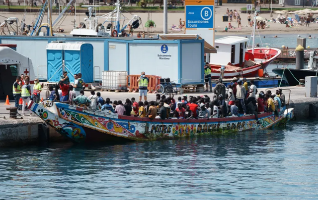 Hơn 300 người di cư được giải cứu ngoài khơi quần đảo Canary của Tây Ban Nha - Ảnh 1.