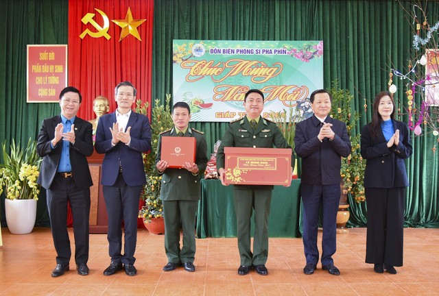 Phó Thủ tướng Lê Minh Khái thăm, chúc Tết đồng bào Điện Biên - Ảnh 1.