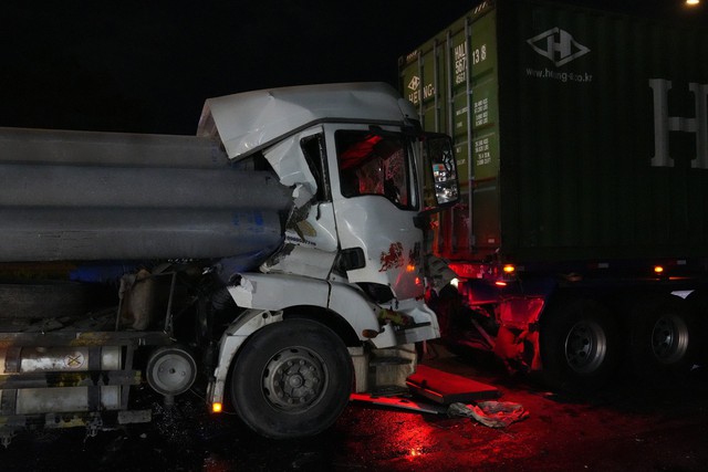 Giải cứu tài xế bị thương kẹt cứng trong cabin xe container sau vụ tai nạn - Ảnh 3.