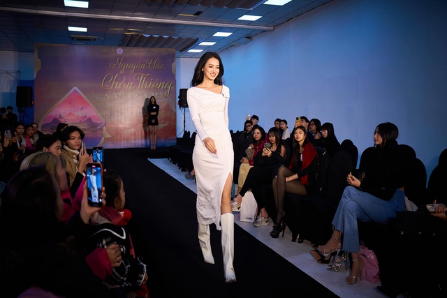 300 người mẫu tham gia casting fashion show “Nguyện ước chốn thiêng” - Ảnh 1.
