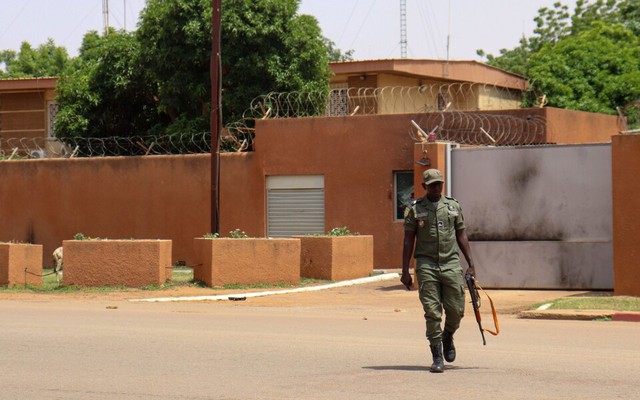 Pháp đóng cửa đại sứ quán ở Niger cho đến khi có thông báo mới - Ảnh 1.