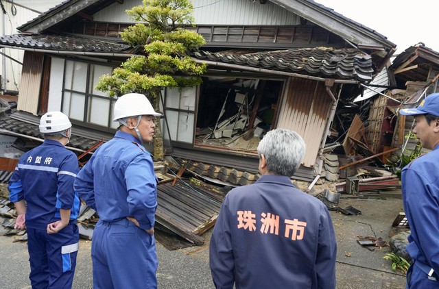 73 người chết, người sống sót sau động đất ở Nhật Bản đối mặt với mưa băng giá, nguy cơ lở đất - Ảnh 1.