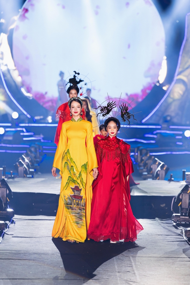 Dàn Hoa hậu, Á hậu trình diễn áo dài xuân tại Phố cổ Hoa Lư - Ảnh 3.