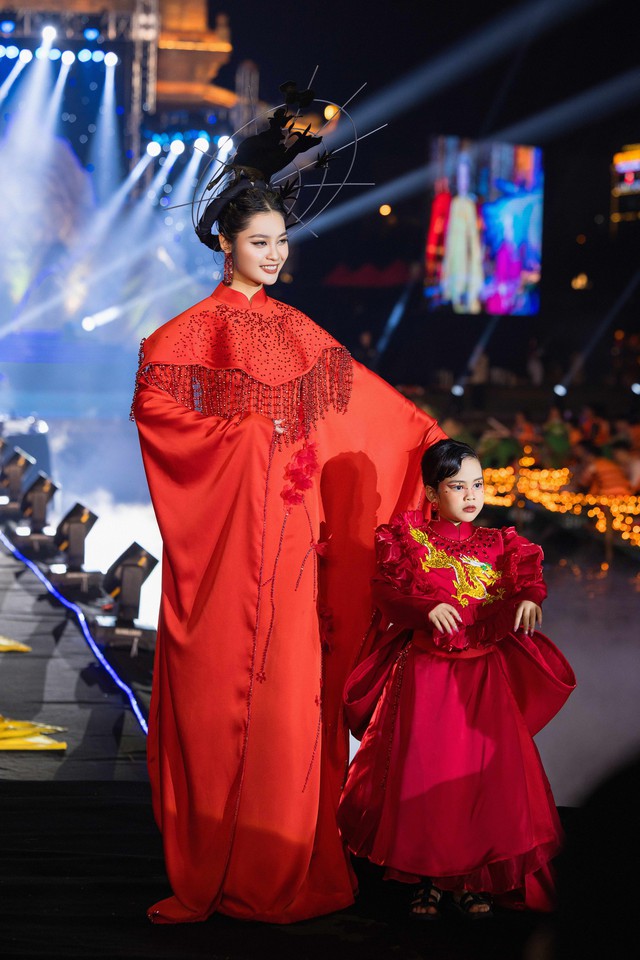Dàn Hoa hậu, Á hậu trình diễn áo dài xuân tại Phố cổ Hoa Lư - Ảnh 2.