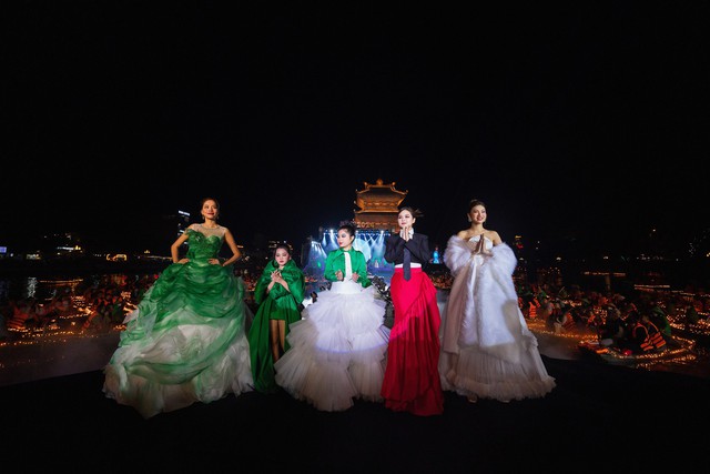 Dàn Hoa hậu, Á hậu trình diễn áo dài xuân tại Phố cổ Hoa Lư - Ảnh 8.