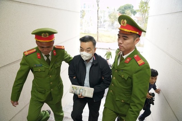 Xét xử vụ Việt Á: Dẫn giải ông Chu Ngọc Anh và ông Nguyễn Thanh Long đến tòa - Ảnh 1.