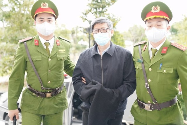Xét xử vụ Việt Á: Dẫn giải ông Chu Ngọc Anh và ông Nguyễn Thanh Long đến tòa - Ảnh 2.