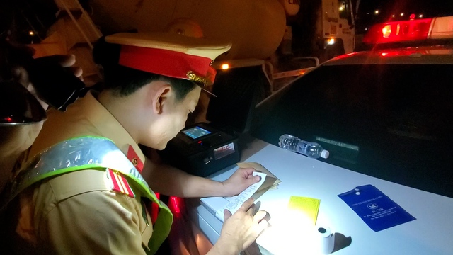 Cảnh sát giao thông xuyên đêm kiểm tra, xử lý xe vi phạm trong dịp cao điểm Tết - Ảnh 3.