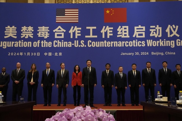 Mỹ - Trung Quốc nối lại đàm phán về hạn chế Fentanyl - Ảnh 1.