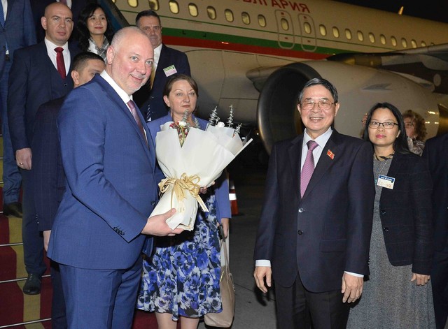 Chủ tịch Quốc hội Bulgaria Rossen Dimitrov Jeliazkov đến Hà Nội, bắt đầu chuyến thăm chính thức Việt Nam - Ảnh 2.