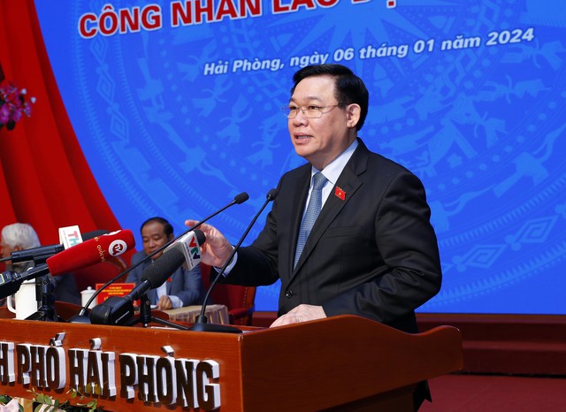 Chủ tịch Quốc hội Vương Đình Huệ tiếp xúc cử tri là công nhân, người lao động thành phố Hải Phòng - Ảnh 1.