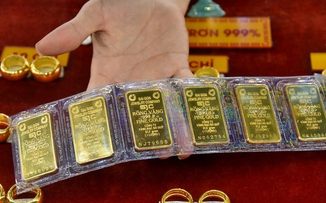 Sau tăng sốc, giá vàng mất cả triệu đồng mỗi lượng - Ảnh 1.