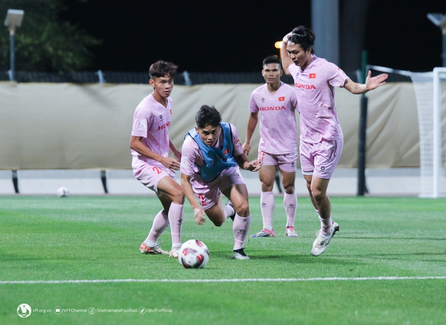 Đội tuyển Việt Nam tập trung cao độ trong buổi đầu tập luyện tại Qatar - Ảnh 1.