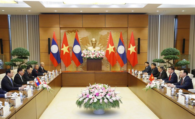 Chủ tịch Quốc hội Vương Đình Huệ hội kiến Thủ tướng Lào - Ảnh 1.