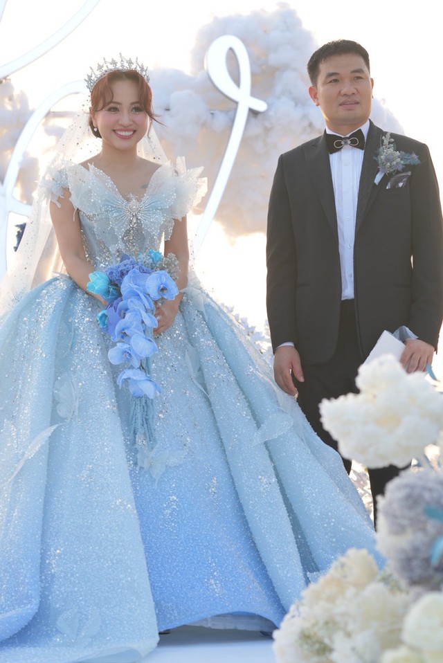 MC Thanh Vân Hugo như công chúa trong đám cưới cổ tích, Ngọc Huyền lần đầu công khai chồng sắp cưới - Ảnh 1.