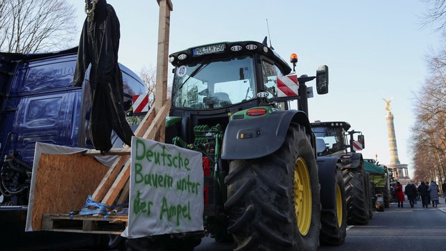 Hàng nghìn nông dân Đức chặn đường bằng máy kéo nhằm phản đối cắt trợ cấp - Ảnh 1.