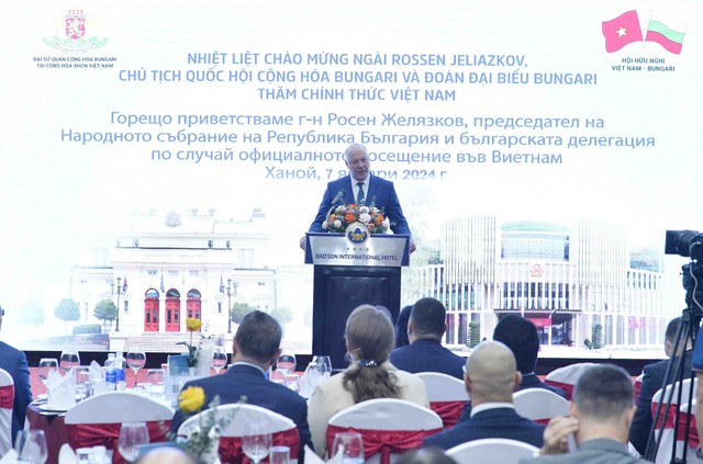 Chủ tịch Quốc hội Bulgaria gặp gỡ đại diện những người Việt Nam từng học tập, công tác tại Bulgaria - Ảnh 1.