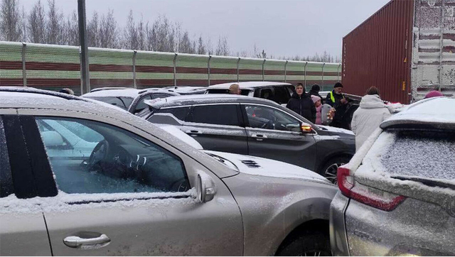 Va chạm liên hoàn giữa khoảng 50 ô tô trên đường cao tốc ở Nga, ít nhất 4 người tử vong - Ảnh 1.